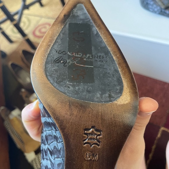 Blue leather heels with buckle on toes - Picture 4 of 4